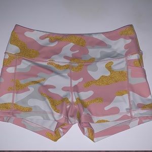 Very cute pink camouflage shorts from feed me fight me. Size s, with pockets!!!